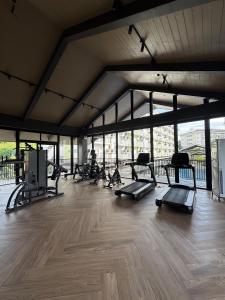 Fitness centrum a/nebo fitness zařízení v ubytování JNest Cozy Condo Bldg A 215