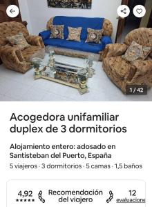 ein Katalog eines Wohnzimmers mit einer Couch und einem Couchtisch in der Unterkunft La Casa de las Golondrinas in Santisteban del Puerto