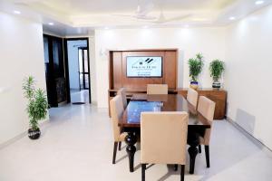 Televisyen dan/atau pusat hiburan di Divine India Service Apartment 3Bhk,J-171 Saket