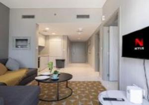 TV a/nebo společenská místnost v ubytování Luxury Apartment Business Bay