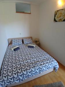 Posteľ alebo postele v izbe v ubytovaní Apartments Kampor (4235)