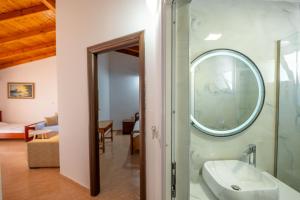 Koupelna v ubytování Hotel Portokali + 37 fotografií