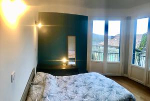ein Schlafzimmer mit einem Bett und zwei großen Fenstern in der Unterkunft Chambre SIGOU in Sigoulès + 9 Fotos
