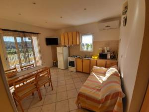 Kuchyňa alebo kuchynka v ubytovaní Apartments Kampor (4235)