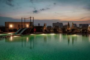 马六甲Dusit Princess Melaka的一座带滑梯的游泳池