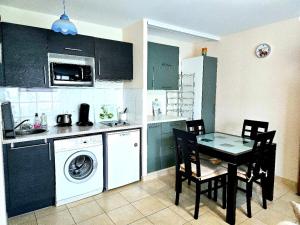 ウイストルアムにあるBel Appartement à RIVA BELLA - Parking Privéのキッチン(テーブル付)、キッチン(洗濯機付)