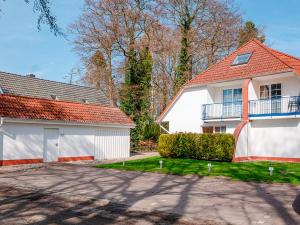 a white house with a red roof at Ostseekoje Prerow in Prerow