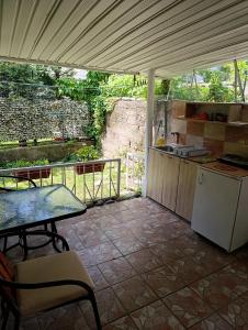 cocina con mesa, mesa y barra en Dvokrevetna soba, Spaso, en Petrovac na Moru