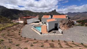 una casa su una collina con piscina di Calma Suites Tejeda a Tejeda