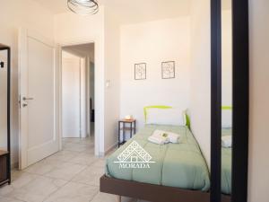 una camera da letto con un letto in una stanza di Casa Maura - MORADA a Iglesias