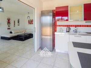 una cucina e un soggiorno con divano di Casa Maura - MORADA a Iglesias