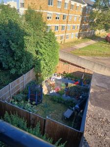 Κήπος έξω από το Charming London Guest Room with Garden BBQ