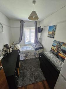 Η κουζίνα ή μικρή κουζίνα στο Charming London Guest Room with Garden BBQ +2 φωτογραφίες