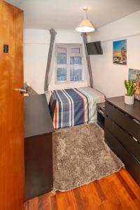 Χώρος καθιστικού στο Charming London Guest Room with Garden BBQ