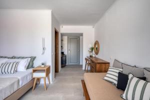 Postel nebo postele na pokoji v ubytování Athera Suites Mykonos