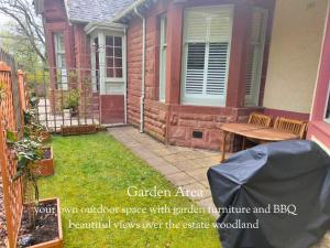 Mulberry Lodge Guest Suite - luxurious accommodation on West Highland Way外面的花园