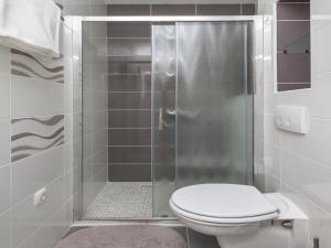 Un baño de Beautiful apartment in between Split and Trogir