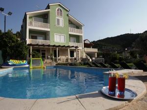 Bazén v ubytovaní Villa with with 5 apartments in Peracko Blato alebo v jeho blízkosti