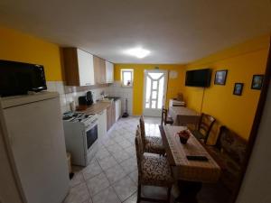 Kuchyňa alebo kuchynka v ubytovaní Apartments Kampor (4235)