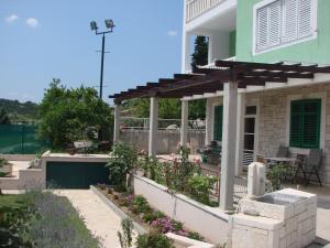 Vonkajšia záhrada v ubytovaní Villa with with 5 apartments in Peracko Blato