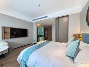 Letto o letti in una camera di SSAW Boutique Hotel Zhijiang
