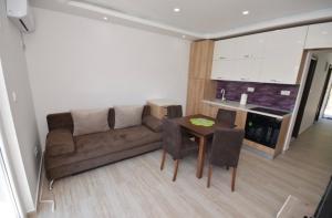 Nhà bếp/bếp nhỏ tại Holiday Herceg Novi +1 ảnh