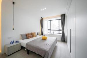 Ένα ή περισσότερα κρεβάτια σε δωμάτιο στο Sun great superior 2 bedrooms big house near YuYuan Garden