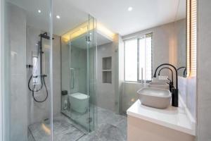 Ένα μπάνιο στο Sun great superior 2 bedrooms big house near YuYuan Garden