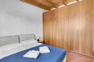 una camera da letto con un letto con due asciugamani sopra di Metro M2 e AC - Open Space moderno a Milano a Milano Altre 12 foto
