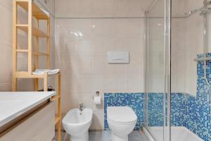 un bagno con wc, lavandino e doccia di Metro M2 e AC - Open Space moderno a Milano a Milano