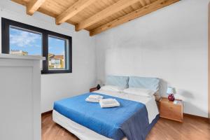 una camera da letto con un letto con due asciugamani sopra di Metro M2 e AC - Open Space moderno a Milano a Milano