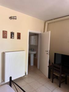 A television and/or entertainment centre at Studio Lakis Barbajonn's Stone House