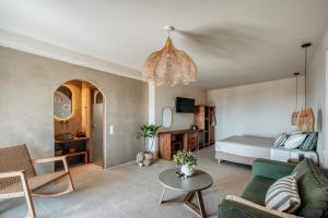 TV a/nebo společenská místnost v ubytování Athera Suites Mykonos