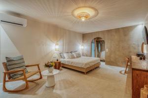 Postel nebo postele na pokoji v ubytování Athera Suites Mykonos