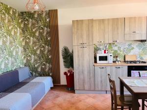a room with a bed and a kitchen with a microwave at Torre Sances Holiday Apartament in Birgi Vecchi