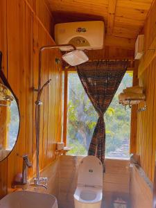 Un baño con inodoro, lavabo y ventana. en Ngũ Chỉ Sơn Trekking Sapa Homestay Local Experience, en Sa Pa 47 fotos más