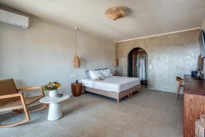 Postel nebo postele na pokoji v ubytování Athera Suites Mykonos