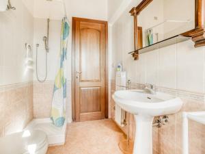 A bathroom at Lovely Apartment in Citerna with Swimming Pool Még 37 kép