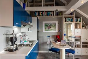 Dapur atau dapur kecil di Ferienwohnung Kühl 3 mit Balkon, Sauna und Fitnessraum