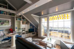 Ruang duduk di Ferienwohnung Kühl 3 mit Balkon, Sauna und Fitnessraum