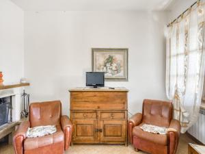 A television and/or entertainment centre at Lovely Apartment in Citerna with Swimming Pool