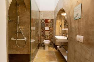 Koupelna v ubytování Masseria Li Capperi by Perle di Puglia + 37 fotografií