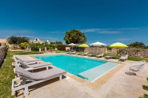 Bazén v ubytování Masseria Li Capperi by Perle di Puglia nebo v jeho okolí