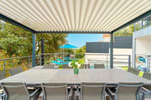 Μπαλκόνι ή βεράντα στο Magnifique Villa avec piscine en bord de mer