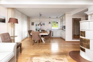 a kitchen and dining room with a table and chairs at Wohnung 14 Am Januspark in Juist