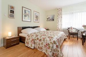 une chambre avec un lit, une table et une fenêtre dans l'établissement Kajüte Nr 1, à Neue Tiefe Fehmarn