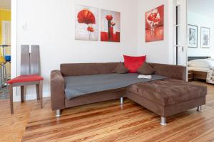 - un canapé et une chaise dans le salon dans l'établissement Kajüte Nr 1, à Neue Tiefe Fehmarn