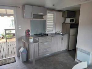 Η κουζίνα ή μικρή κουζίνα στο Camping 4 étoiles - Parc aquatique - eehhd0