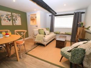 Ruang duduk di Bramley Cottage