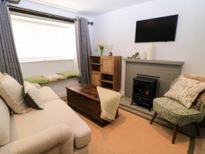 Ruang duduk di Bramley Cottage